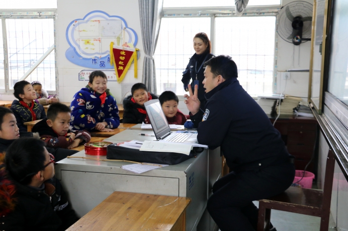 祁家湾寄宿小学开展法治教育活动简讯