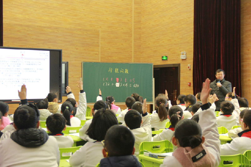 现场座无虚席,老师们认真学习听精品课堂 品名师思想.