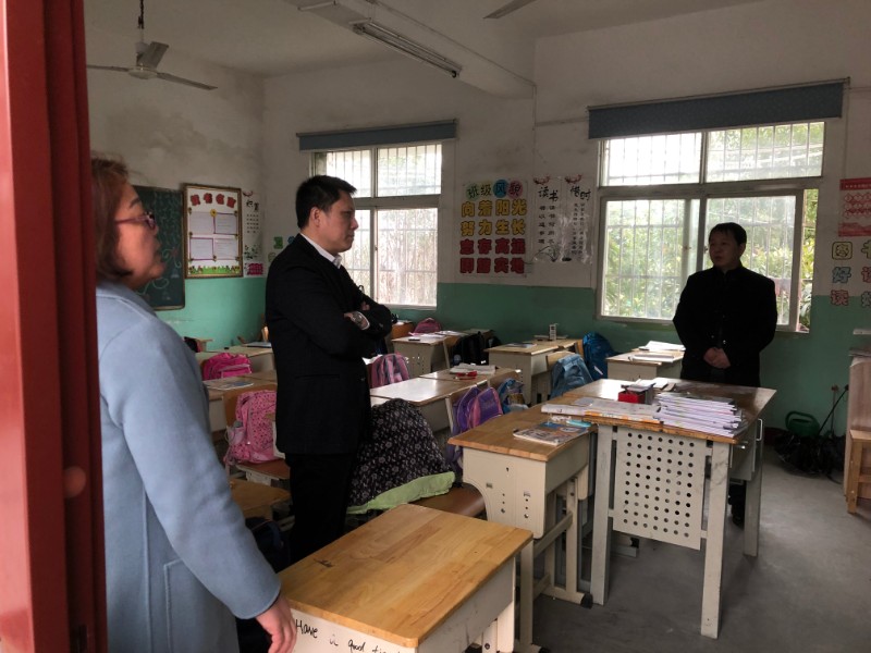 开发区教育局周慧明局长一行到军山小学调研 - 武汉经济技术开发区军山小学 - 武汉教育云