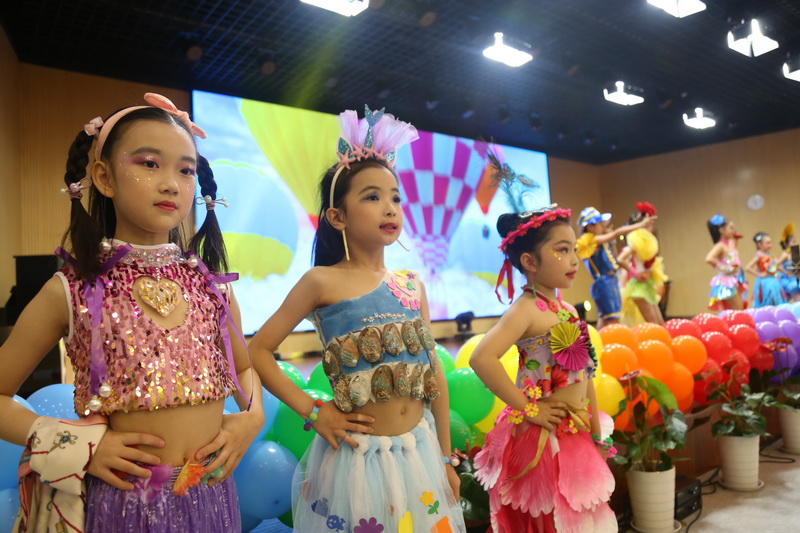 1559279957236943.jpg 光谷四小环保时装秀_调整大小.JPG