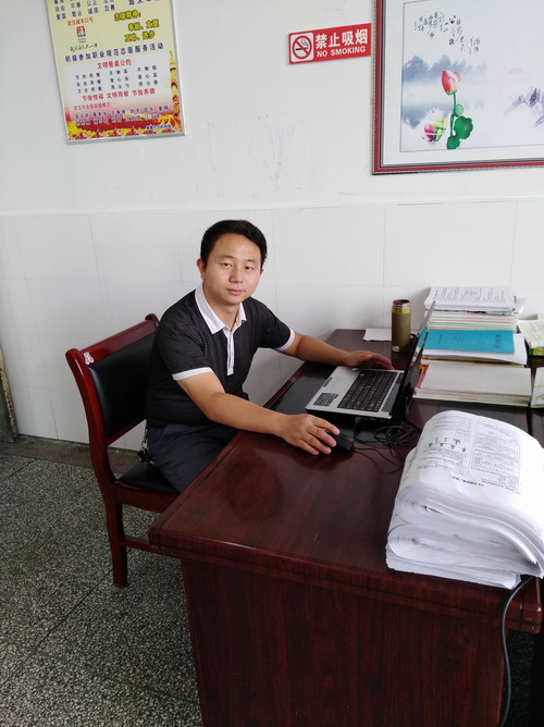 1/3李红祥  本科,理学学士.2009年毕业于湖北师范大学化学教育专业.